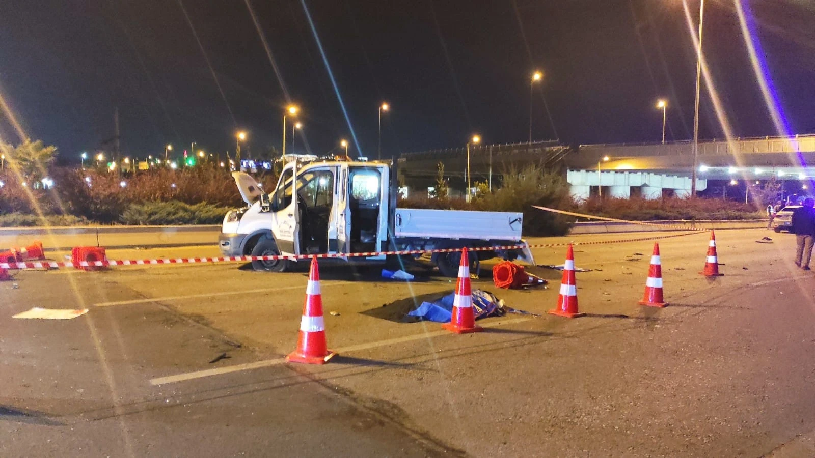 Aydınlatma direklerine bakım yapan işçilere araba çarptı