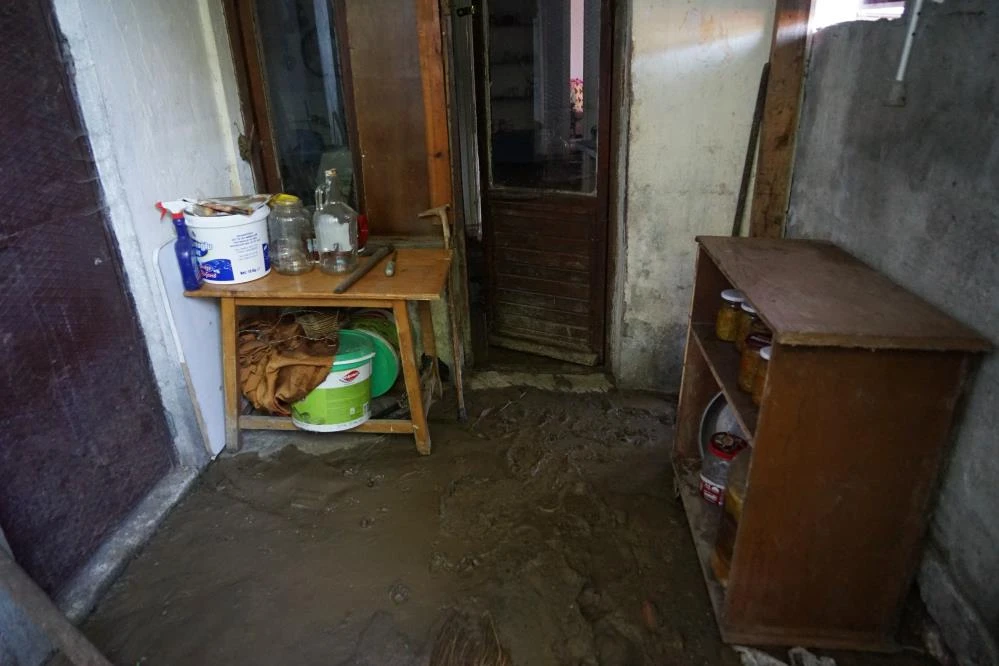 Evleri balçıkla sıvanan engelli çiftin imdadına polis koştu: O korku anlatılmaz!