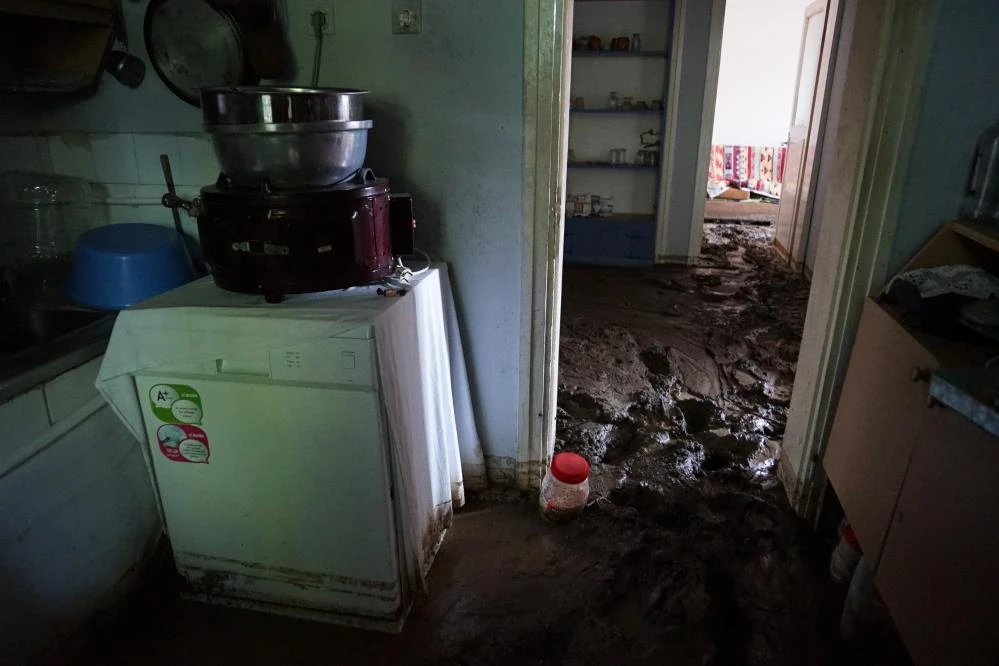 Evleri balçıkla sıvanan engelli çiftin imdadına polis koştu: O korku anlatılmaz!