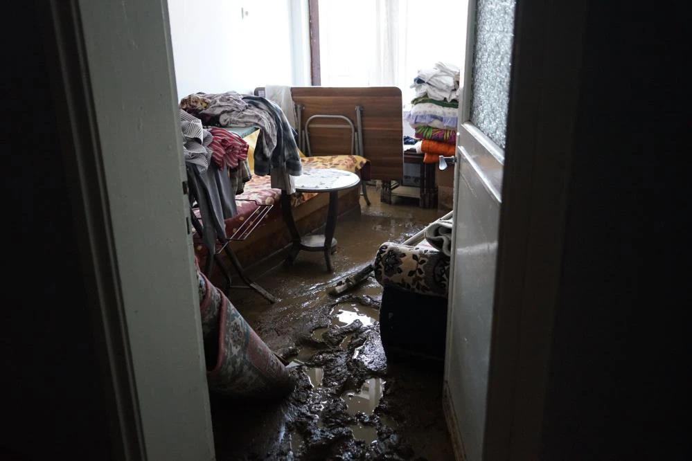 Evleri balçıkla sıvanan engelli çiftin imdadına polis koştu: O korku anlatılmaz!