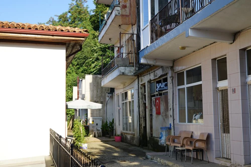 Evleri balçıkla sıvanan engelli çiftin imdadına polis koştu: O korku anlatılmaz!