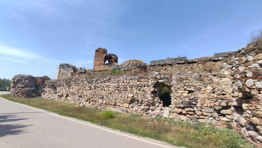 2500 yaşındaki tarihi surlar ortadan ayrıldı: Her an yıkılabilir!