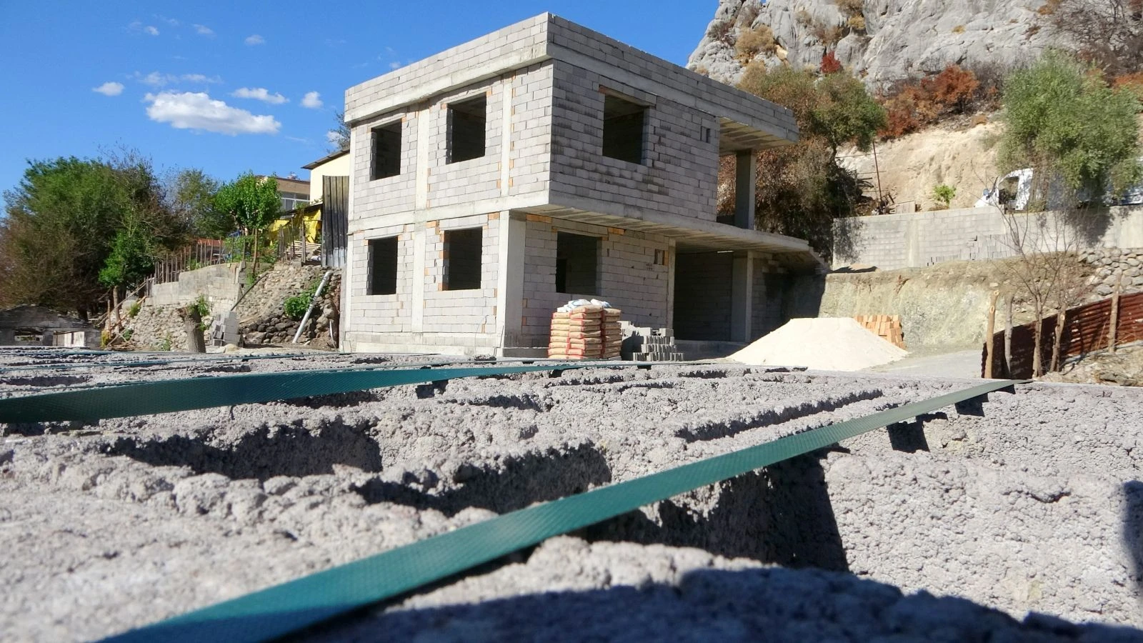 Yangında kül olan evler yeniden yapılıyor