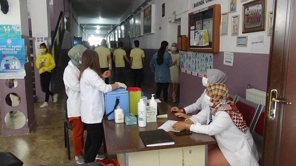 Uzaktan eğitim istemeyen öğrenciler aşı için kuyruk oldu