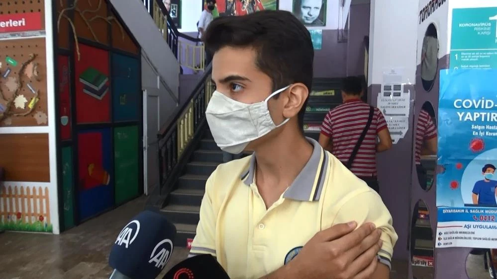 Uzaktan eğitim istemeyen öğrenciler aşı için kuyruk oldu