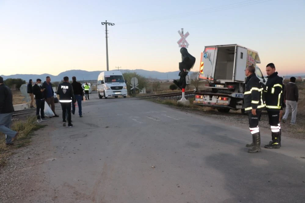 Yük treni ekmek servisi yapan kamyonete çarptı