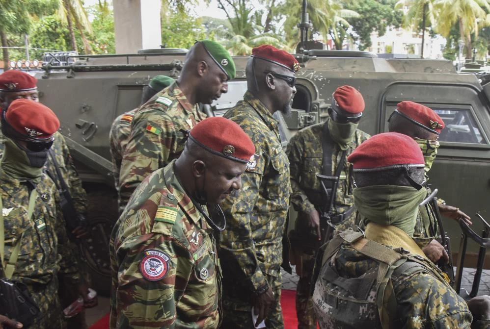 Gine’de darbeci albay Doumbouya, geçici Cumhurbaşkanı olarak yemin etti