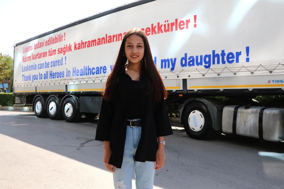 Kızı lösemiden kurtulan baba doktorlara teşekkürünü tır dorsesine yazdı