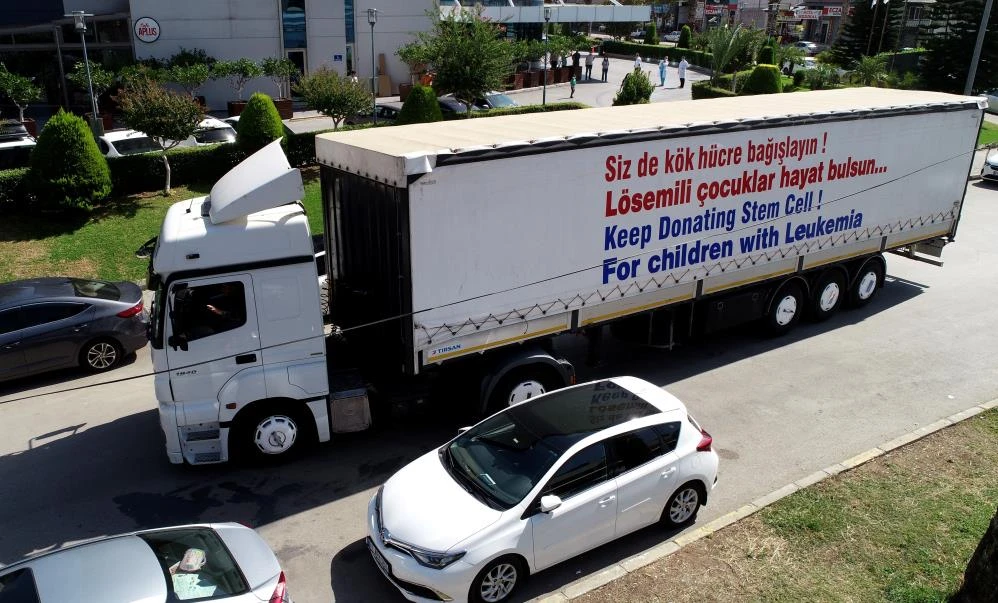 Kızı lösemiden kurtulan baba doktorlara teşekkürünü tır dorsesine yazdı