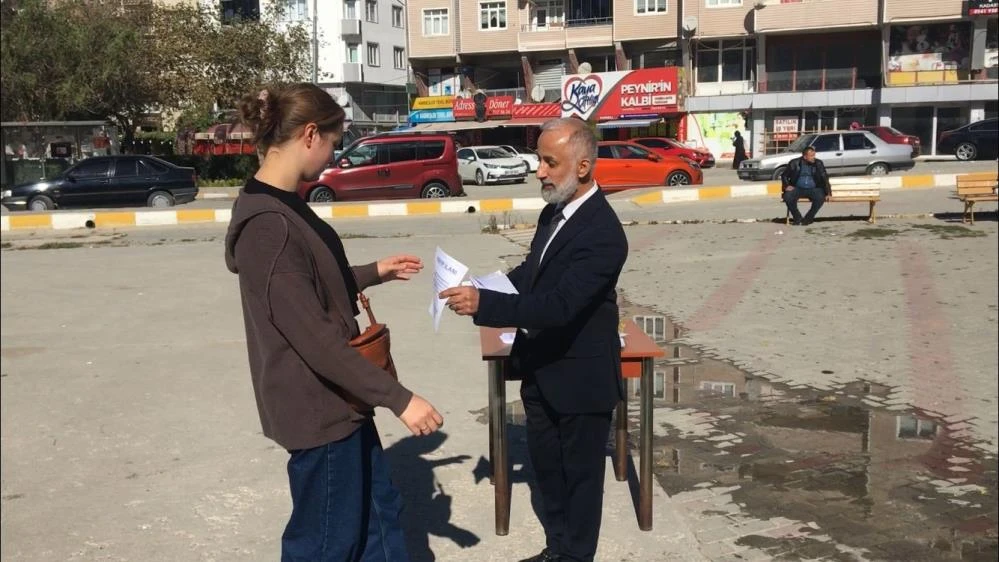 Yerde bulduğu paranın sahibini kapı kapı arıyor