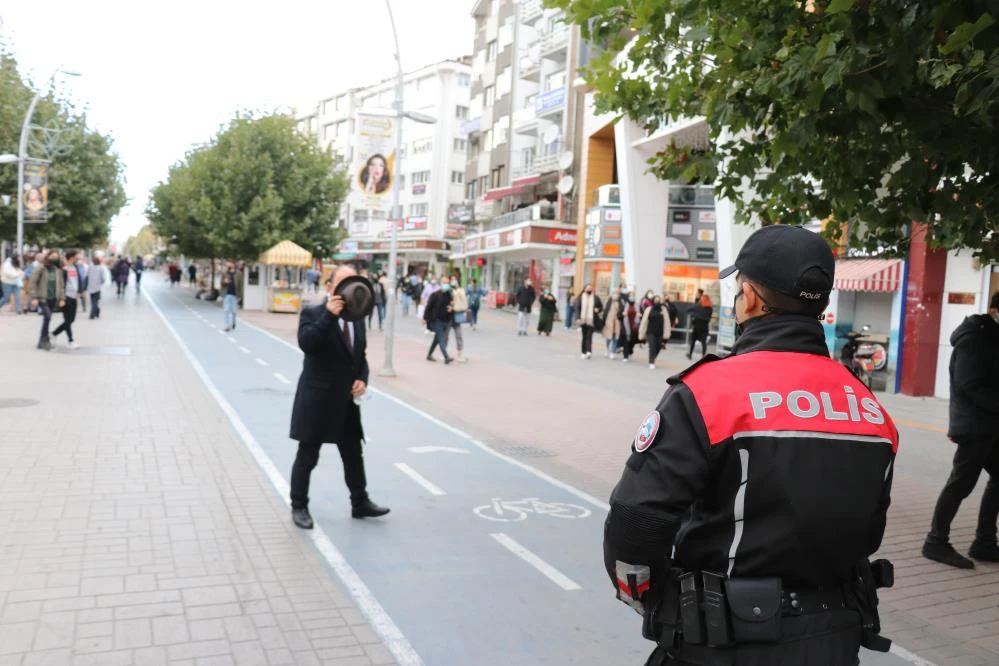 Maskesiz vatandaş polisi görünce yüzünü şapkayla kapattı