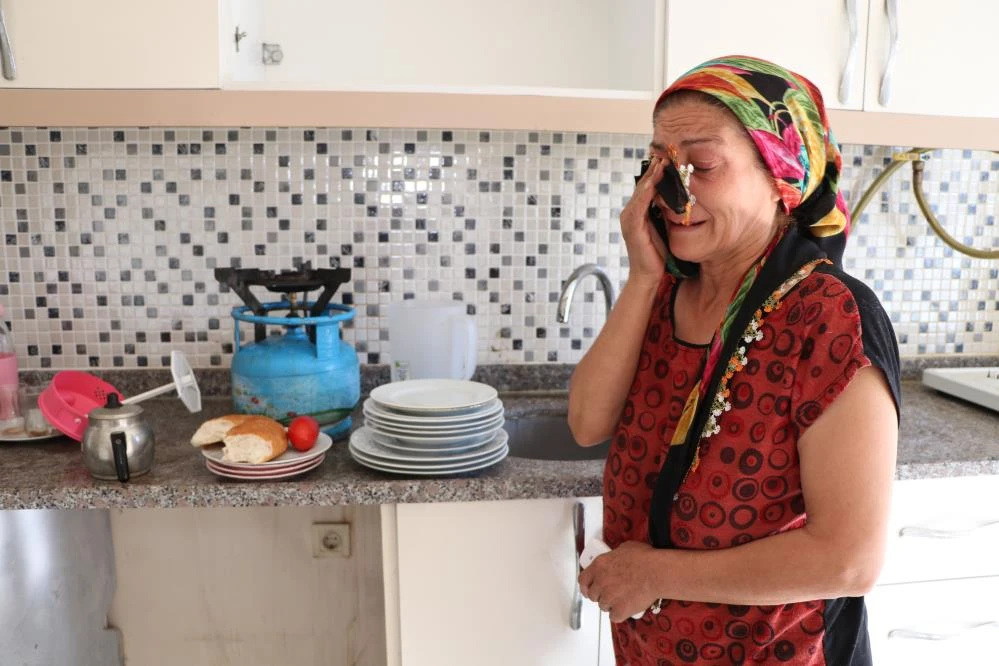 Eşinin terk ettiği kadına bir darbe de ev sahibinden! Eşyalarıyla kapıda kaldı