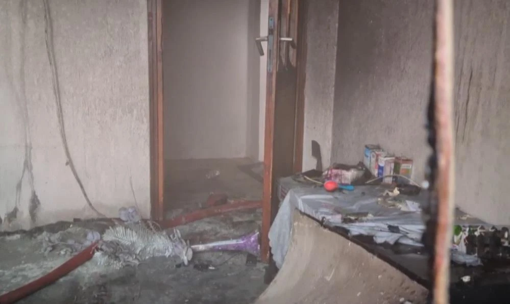 Bir çocuğunu vermemek için 4 çocuğunu rehin alıp evi ateşe verdi