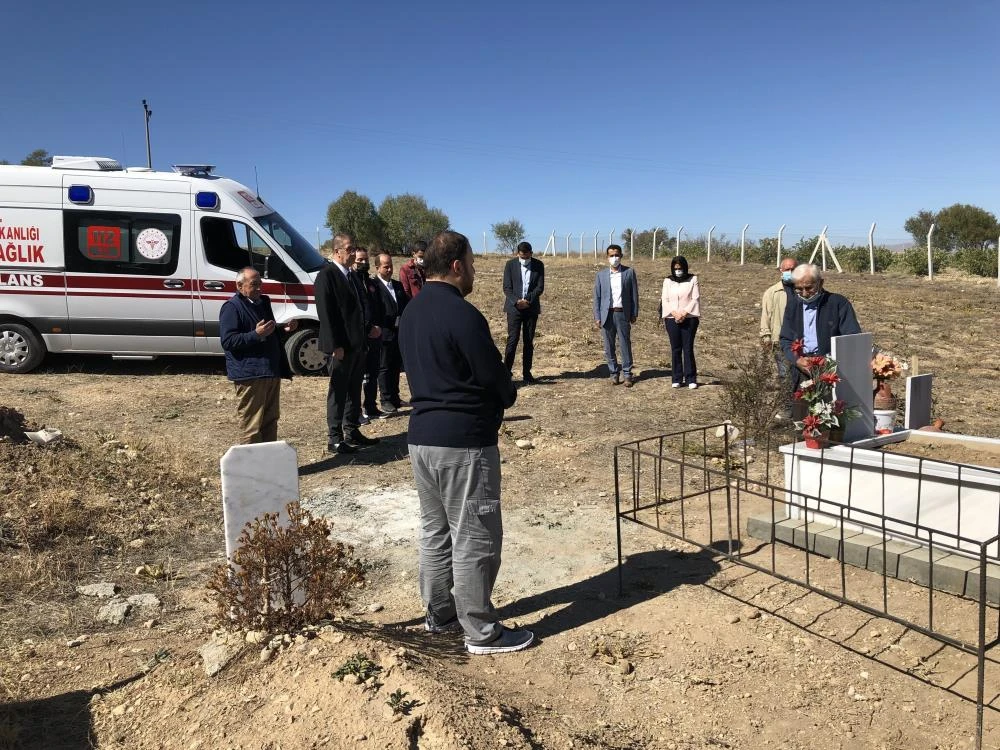 Vasiyeti yerine getiren koca, bağışladığı ambulansla ilk önce ölen eşini ziyaret etti