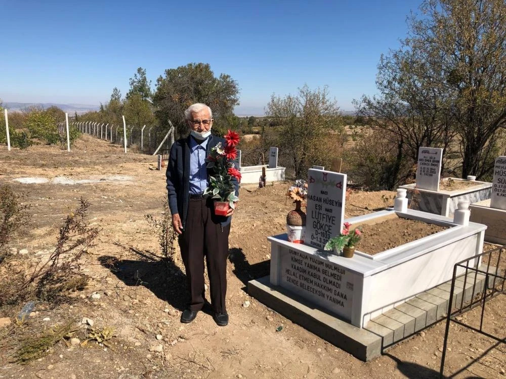 Vasiyeti yerine getiren koca, bağışladığı ambulansla ilk önce ölen eşini ziyaret etti