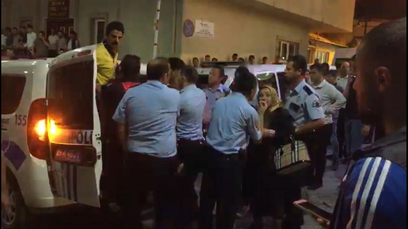 Düğünde kız ve erkek tarafı birbirine girdi