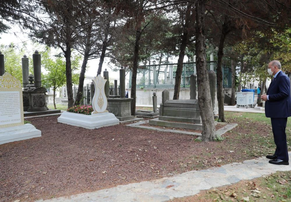 Eyüpsultan'da kabir ziyaretlerinde bulundu