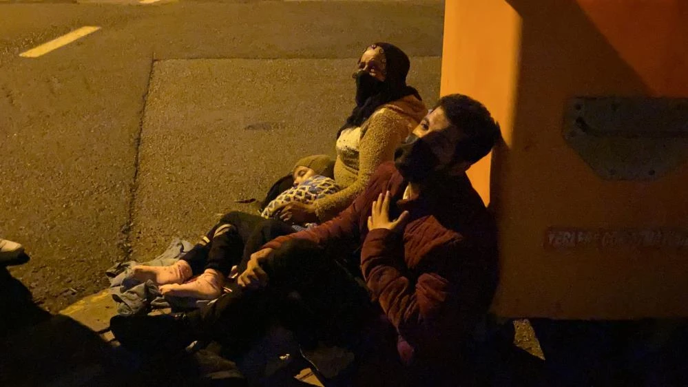 Pendik'te karantinada olması gereken aile Darıca'da dilenirken yakalandı