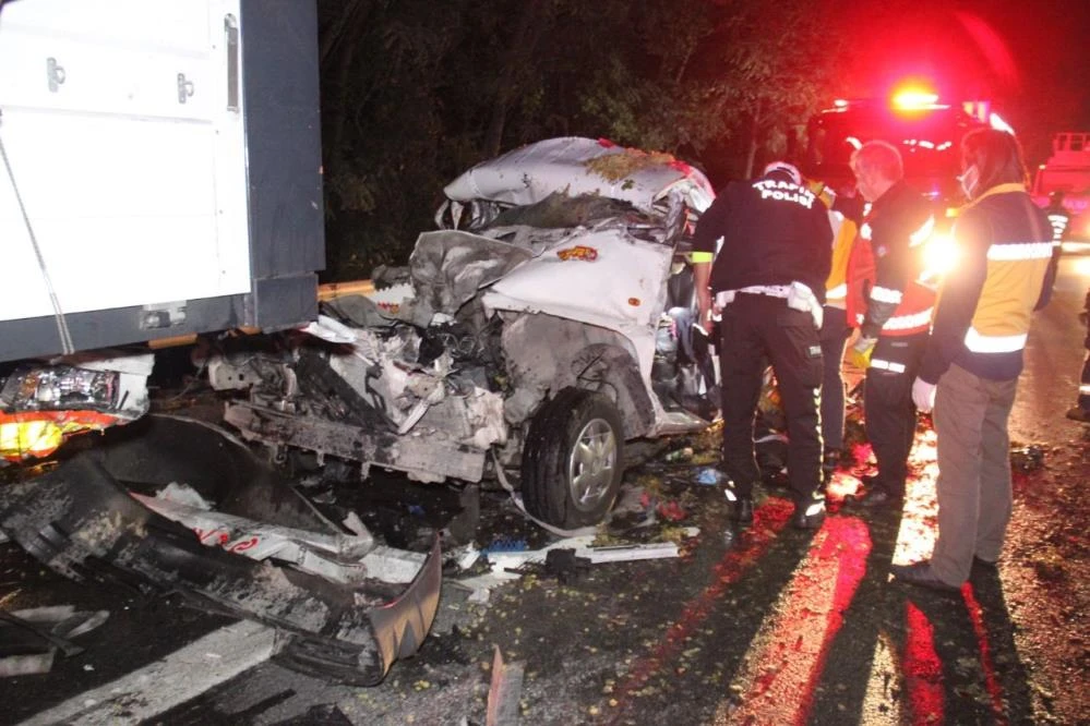 Hurdaya dönen kamyonetten cansız bedenini çıkardılar