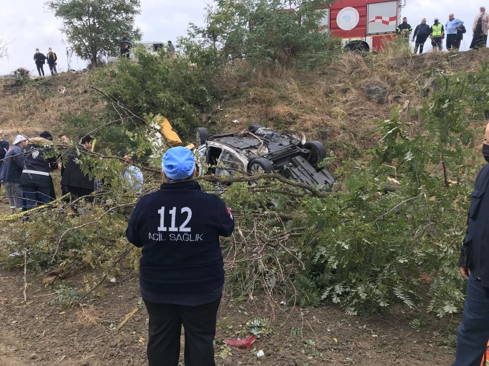 Şarampole devrilerek hurdaya dönen araç 3 kişiye mezar oldu