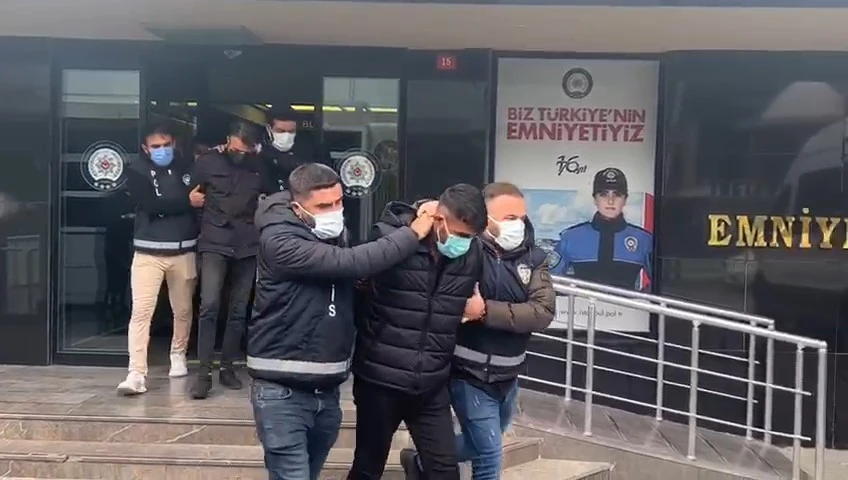 Kadıköy’ün ortasında ‘namus’ cinayeti işledi