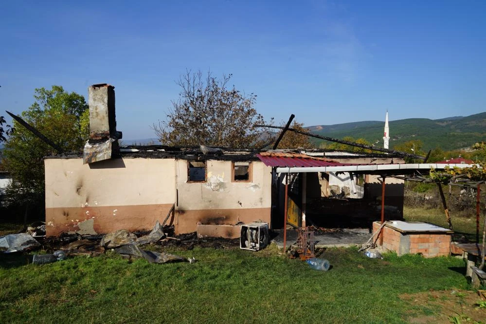 Gizlice girdiği evde yanarak hayatını kaybetti