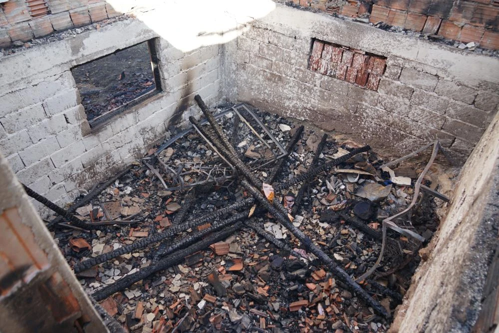 Gizlice girdiği evde yanarak hayatını kaybetti