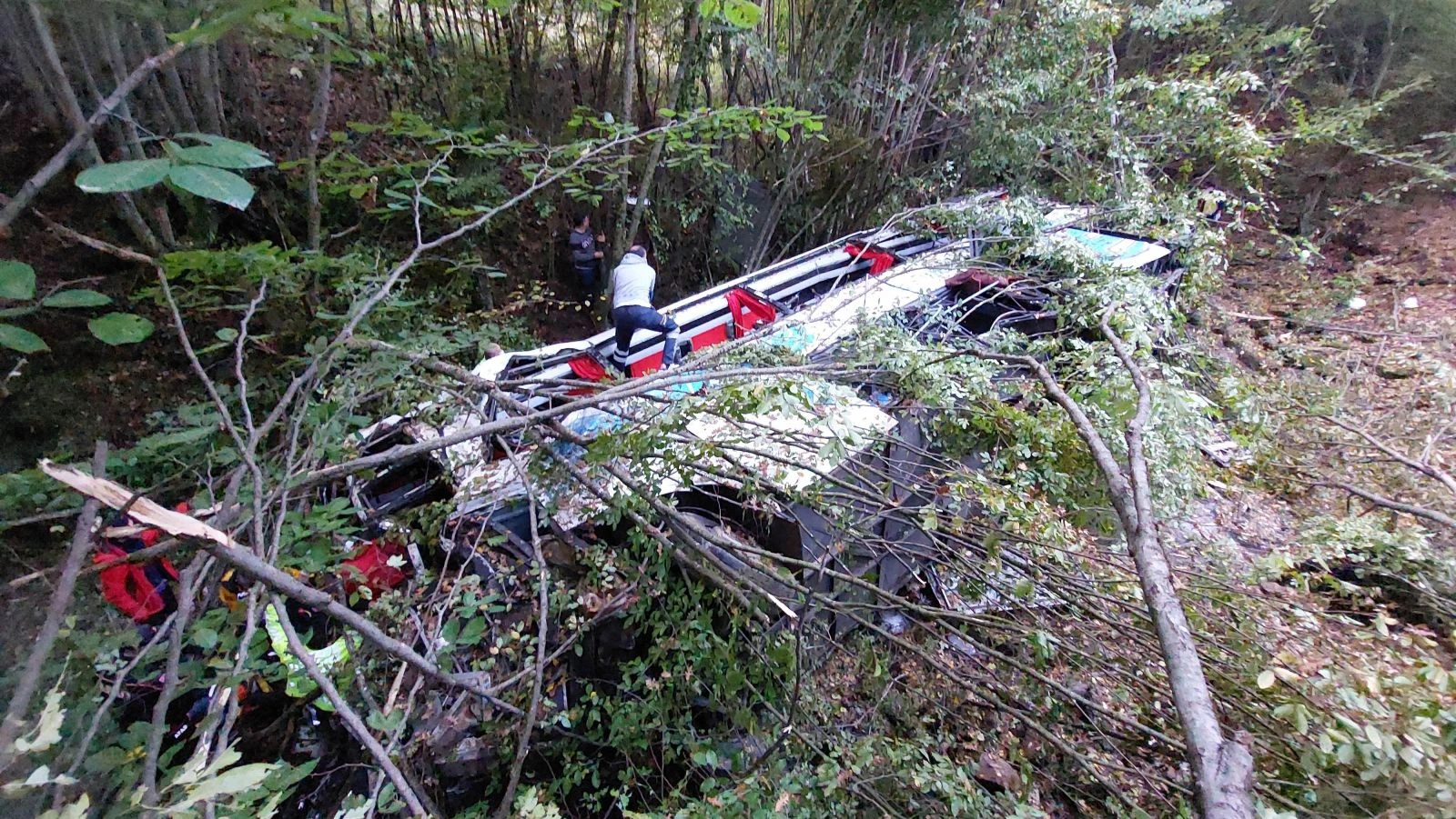 Yolcu otobüsü dereye yuvarlandı: Ölü ve yaralılar var