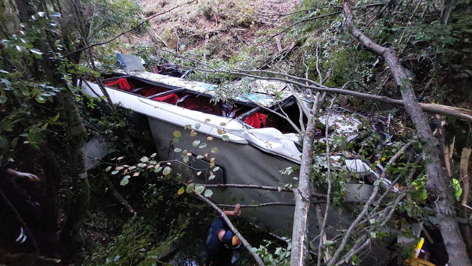 Yolcu otobüsü dereye yuvarlandı: Ölü ve yaralılar var
