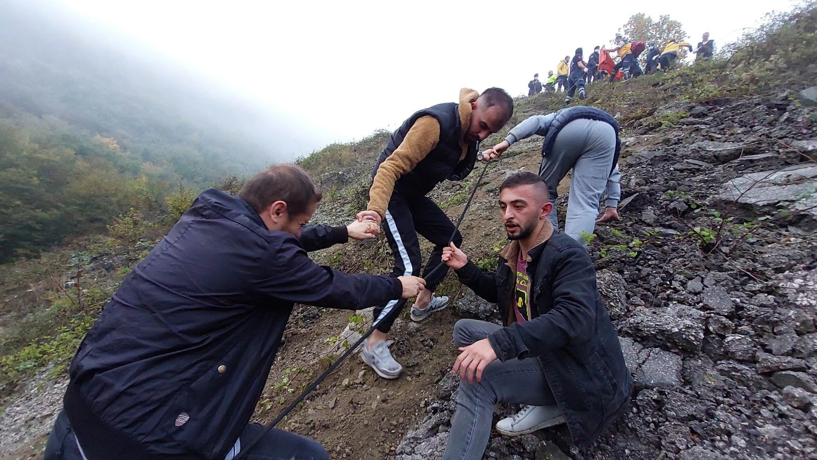 Yolcu otobüsü dereye yuvarlandı: Ölü ve yaralılar var