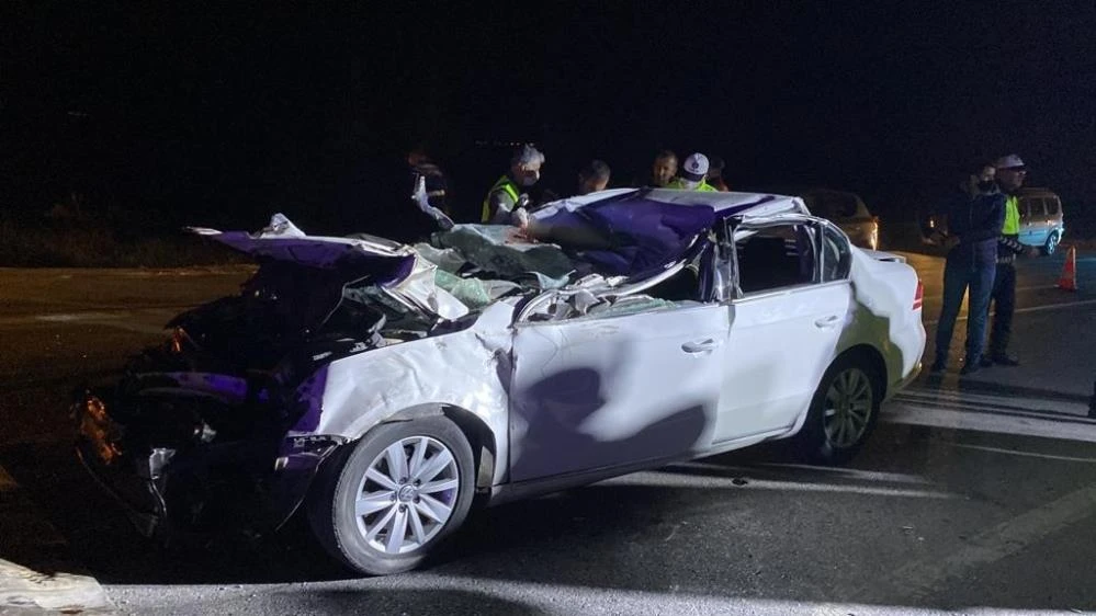 Otomobille tır çarpıştı: Emekli emniyet müdürü ile oğlu öldü