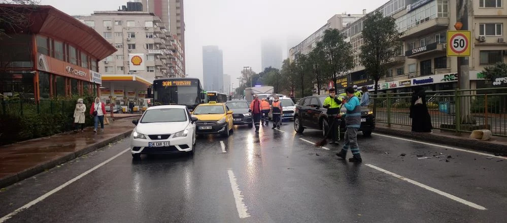 Beşiktaş'ta kaygan yolda 4 araç birbirine girdi! Kaza servete mal oldu