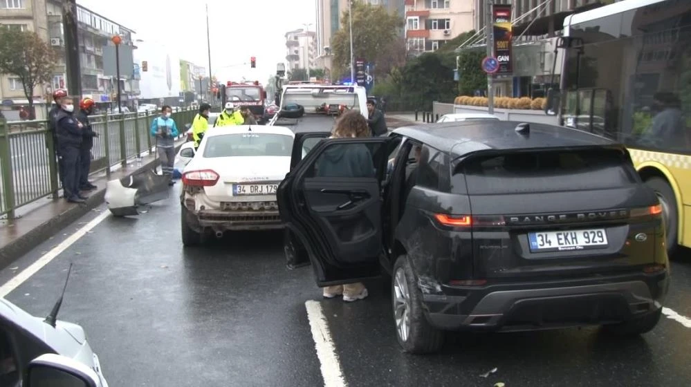 Beşiktaş'ta kaygan yolda 4 araç birbirine girdi! Kaza servete mal oldu