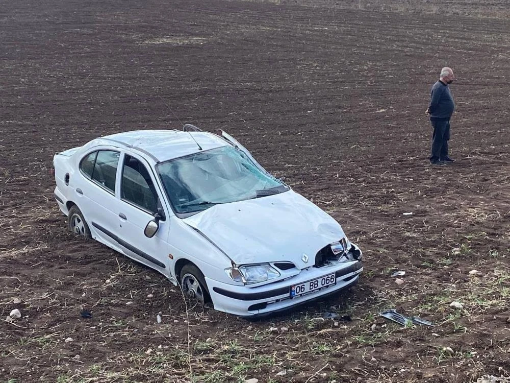 Kazada ölen kızının başından ayrılmadı