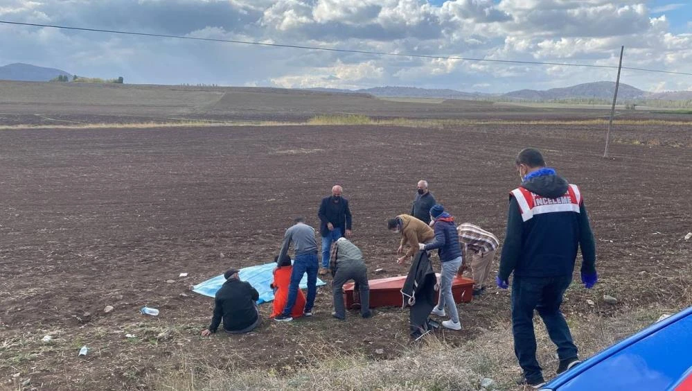 Kazada ölen kızının başından ayrılmadı