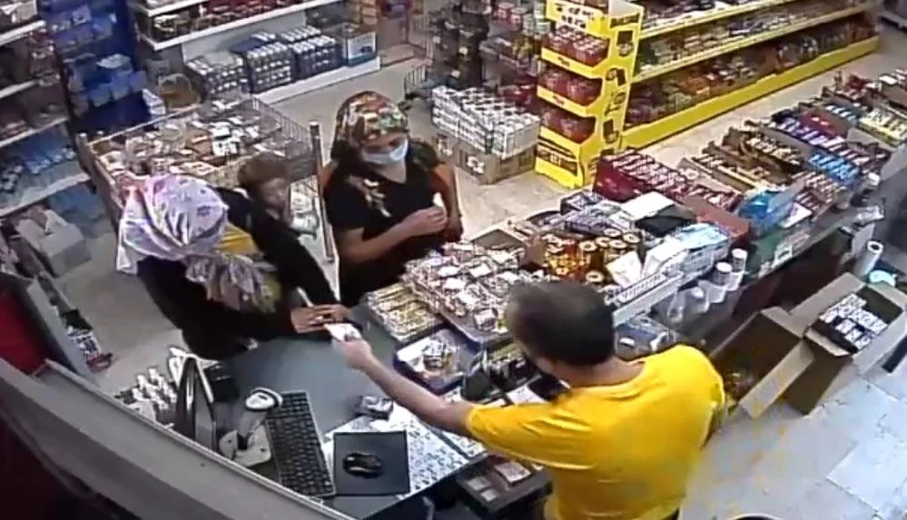 Anne tırnakçılık yaparken kızları meyve çaldı! Aile boyu hırsızlık pes dedirtti