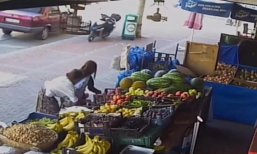 Anne tırnakçılık yaparken kızları meyve çaldı! Aile boyu hırsızlık pes dedirtti