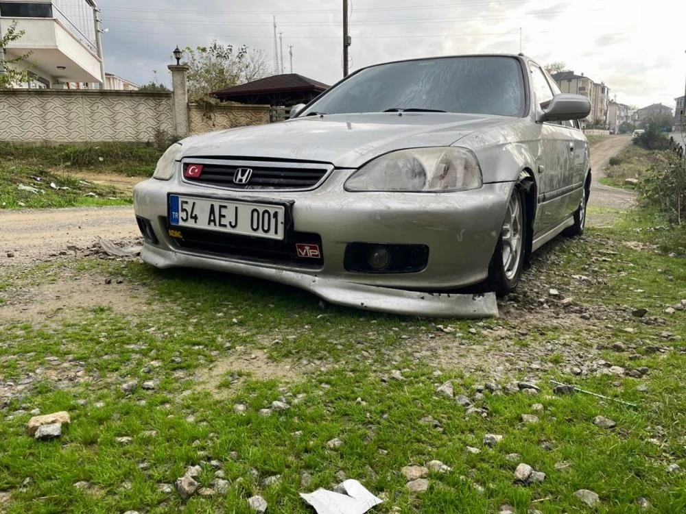 Sabah uyandığında aracını parçalanmış görünce şok oldu