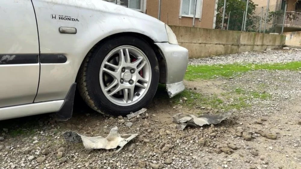 Sabah uyandığında aracını parçalanmış görünce şok oldu