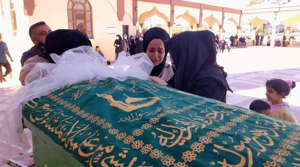 Eşi tarafından dövülerek öldürülen kadının cenazesinde tepki: Yerine 10 adam almazsam!