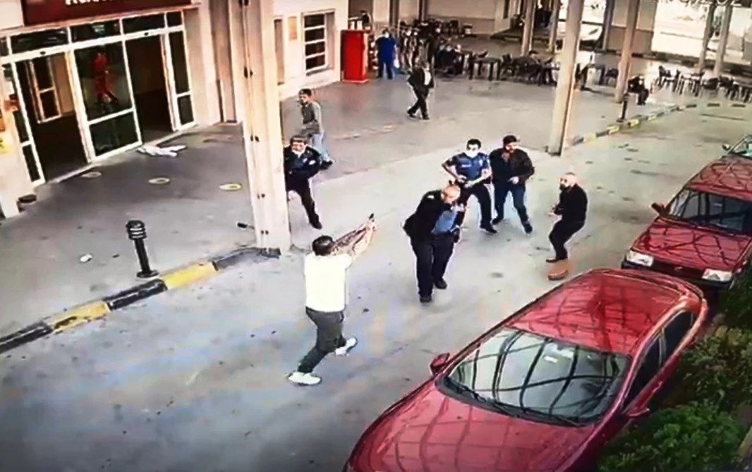 Hastane önünde korkutan anlar: Polisin belinden silahı aldı ateş etti