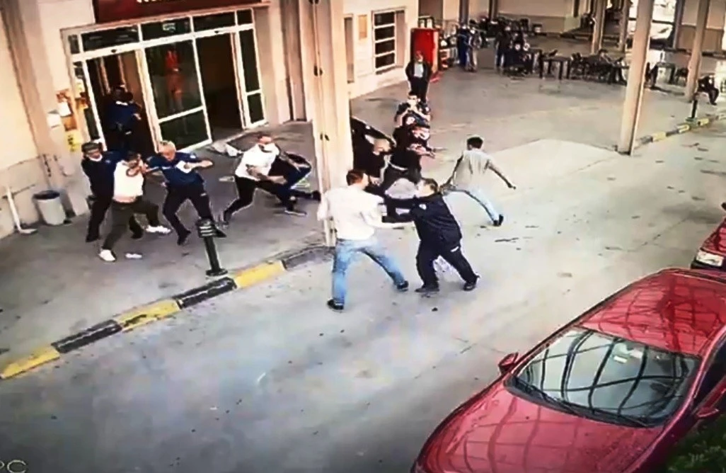 Hastane önünde korkutan anlar: Polisin belinden silahı aldı ateş etti