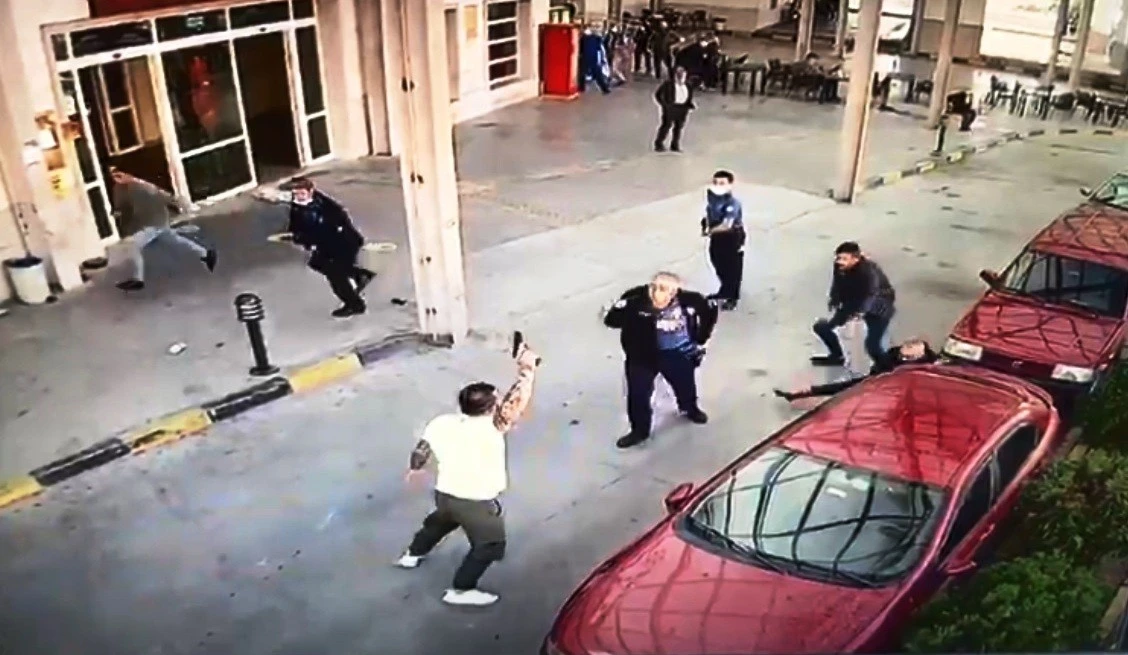Hastane önünde korkutan anlar: Polisin belinden silahı aldı ateş etti