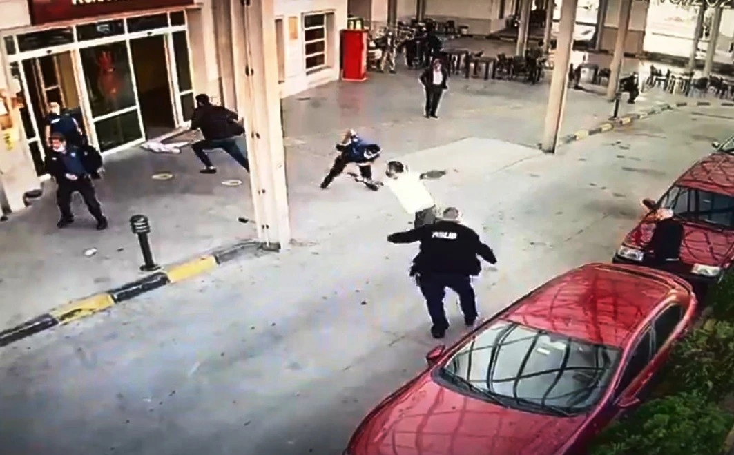Hastane önünde korkutan anlar: Polisin belinden silahı aldı ateş etti
