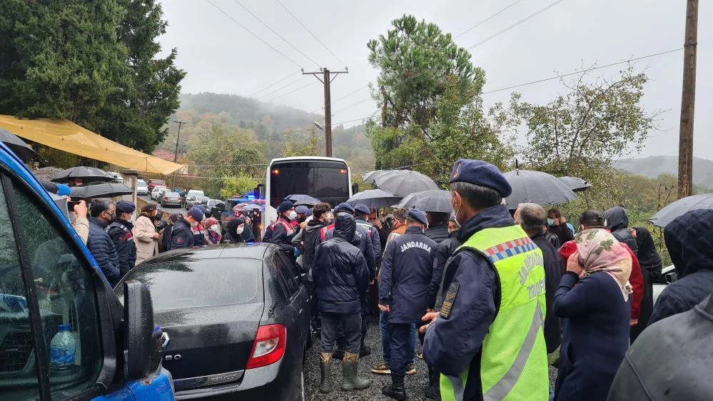Genç doktor toprağa verildi: Babası elleri kelepçeli mezarına toprak attı