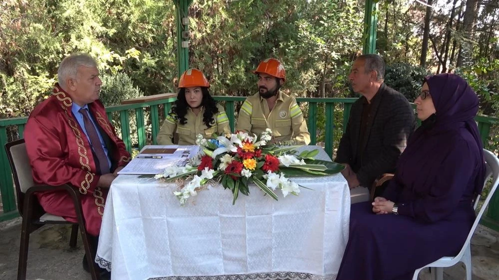 Gelin ve damat itfaiye kıyafetiyle 'evet' dedi! Sosyal mesajlı düğün davetlileri şaşırttı