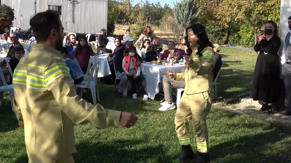 Gelin ve damat itfaiye kıyafetiyle 'evet' dedi! Sosyal mesajlı düğün davetlileri şaşırttı