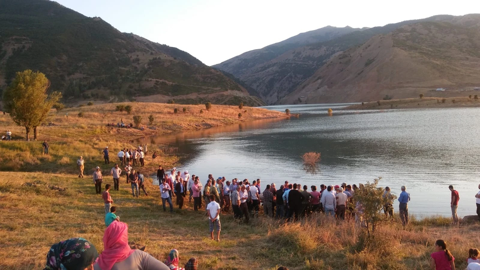 Fotoğraf çekerken baraj gölüne düşen genç kayboldu