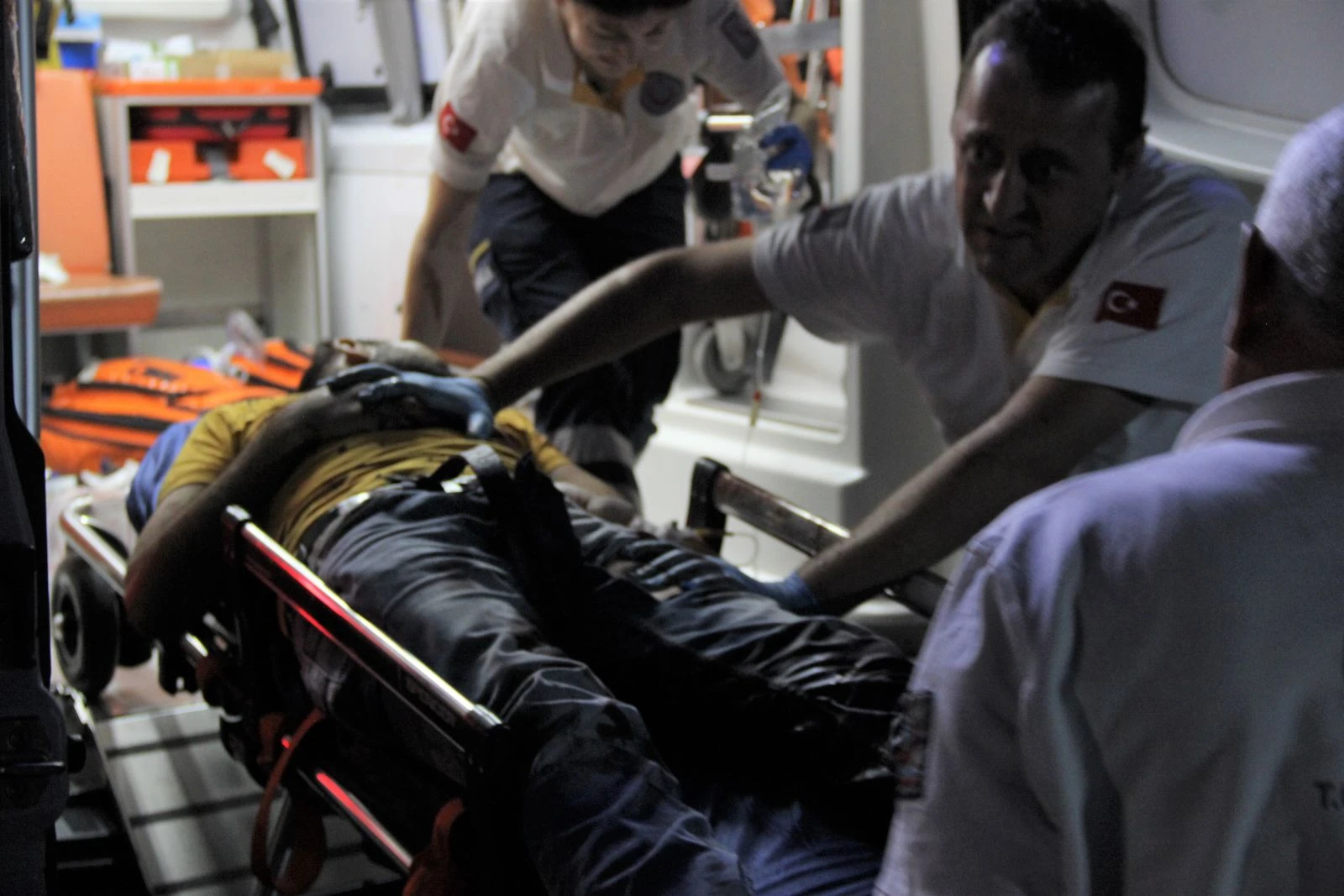 Gelin her şeyi kayınpederine anlattı! Baba gidip oğlunu bıçakladı