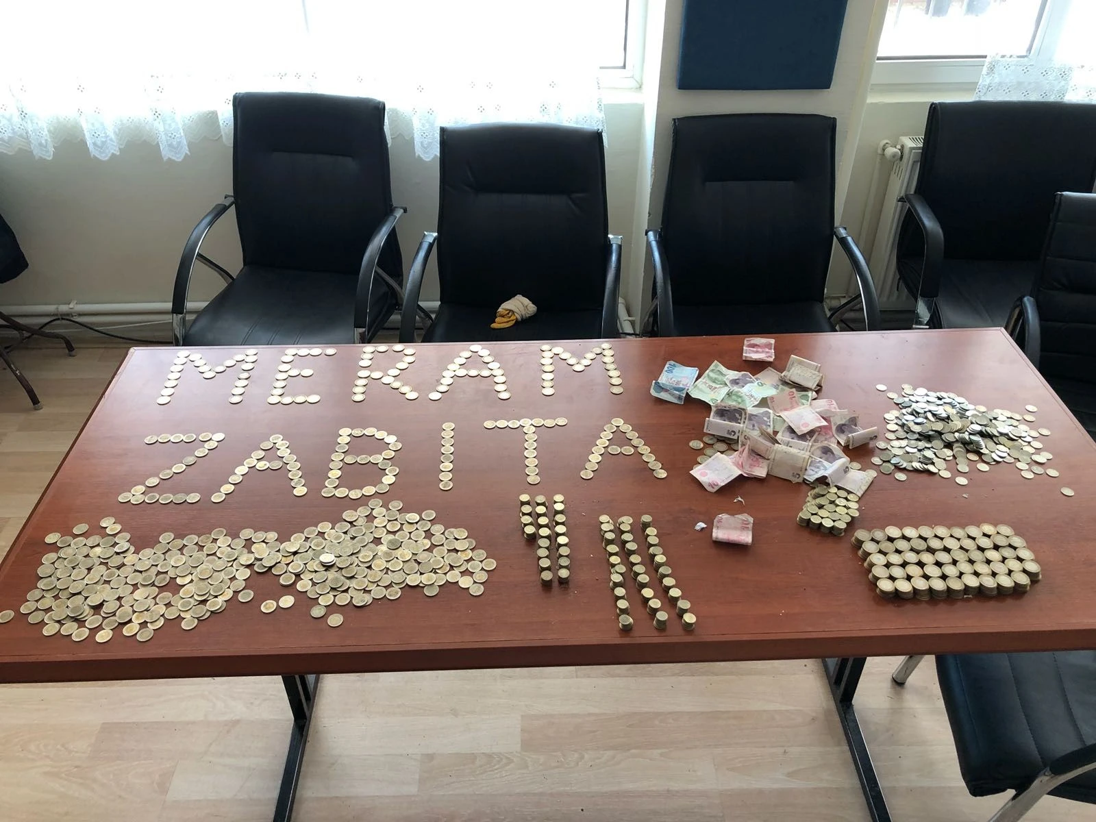 Gezgin dilencinin her yerinden madeni para fışkırdı